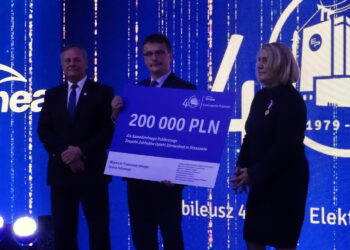 05.10.2019. Połaniec. Zarząd Elektrowni Połaniec przekazał 200 tys. zł szpitalowi w Staszowie na zakup specjalistycznego lasera. Od lewej: Lech Żak - prezes Elektrowni Połaniec, Paweł Wojtasik - dyrektor szpitala w Staszowie, Agnieszka Wojdan - prezes Fundacji Wspomagania Oświaty w Elektrowni Połaniec / Emilia Sitarska / Radio Kielce