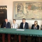 15.10.2019. Sandomierz. Konferencja dotycząca budżetu obywatelskiego. Na zdjęciu (od lewej): Paweł Żerebiec - autor jednego z pomysłów do budżetu obywatelskiego, Grzegorz Socha - dyrektor Szkoły Podstawowej nr 3 w Sandomierzu, Izabela Witkowska - wicedyrektor Szkoły Podstawowej nr 4 w Sandomierzu, Marcin Marzec - burmistrz Sandomierza, Alicja Grad-Szczęch - mieszkanka Sandomierza i Piotr Chojnacki - wiceprzewodniczący Rady Miasta Sandomierza / Grażyna-Szlęzak-Wójcik / Radio Kielce