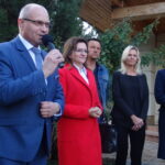 17.10.2019. Opatów. Wizyta ambasadorów. Na zdjęciu (od lewej): Tomasz Staniek - starosta opatowski, Agata Wojtyszek - wojewoda świetokrzyski, Grzegorz i Wioletta Brzostowiczowie - właściciele winnicy, Małgorzata Jalowska - wicestarosta opatowski / Emilia Sitarska / Radio Kielce