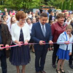 03.10.2019. Bałtów. Oficjalne otwarcie nowej szkoły. Od lewej: Tomasz Marcinowski - wiceprezes Ostrowieckiego Kombinatu Budowlanego, firmy wykonującej remont, Lidia Pastuszka - dyrektor szkoły, Hubert Żądło - wójt Bałtowa, Marzena Dębniak - starosta ostrowiecki , poseł Andrzej Kryj / Emilia Sitarska / Radio Kielce