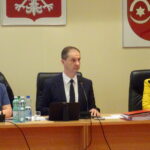 30.10.2019. Ostrowiec Św. Sesja rady powiatu. Na zdjęciu (od lewej): Małgorzata Bień - wiceprzewodnicząca rady, Mariusz Pasternak - przewodniczący i Małgorzata Sobieraj - wiceprzewodnicząca / Emilia Sitarska / Radio Kielce