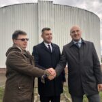 10.10.2019 Sandomierz. Oddanie wyremontowanego zbiornika na ścieki. Na zdjęciu od lewej prezes PGKiM Piotr Sołtyk, burmistrz Marcin Marzec, wiceprezes WFOŚ Grzegorz Socha. / Grażyna Szlęzak-Wójcik / Radio Kielce