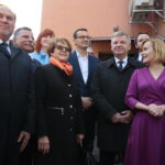 11.10.2019. Opatów. Wizyta premiera Mateusza Morawieckiego. Na zdjęciu (od lewej): poseł PiS Marek Kwitek, poseł PiS Andrzej Kryj, poseł PiS Maria Zuba, premier Mateusz Morawiecki, senator PiS Jarosław Rusiecki, wiceminister sportu i turystyki Anna Krupka / Wiktor Taszłow / Radio Kielce