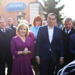 11.10.2019. Opatów. Wizyta premiera Mateusza Morawieckiego. Na zdjęciu (od lewej): poseł PiS Marek Kwitek, wiceminister sportu i turystyki Anna Krupka, premier Mateusz Morawiecki, senator PiS Jarosław Rusiecki, starosta opatowski Tomasz Staniek / Wiktor Taszłow / Radio Kielce