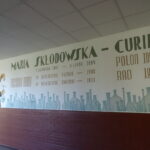 01.10.2019 Ożarów. Mural oraz ścieżka edukacyjna dwudziestolecia międzywojennego w Zespole Szkół w Ożarowie im. Marii Skłodowskiej-Curie / Emilia Sitarska / Radio Kielce
