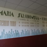 01.10.2019 Ożarów. Mural oraz ścieżka edukacyjna dwudziestolecia międzywojennego w Zespole Szkół w Ożarowie im. Marii Skłodowskiej-Curie / Emilia Sitarska / Radio Kielce