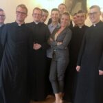 19.10.2019. Sandomierz. Spotkanie autorskie Magdaleny Wolińskiej – Riedi, korespondentki TVP. Pamiątkowe zdjęcie pisarki z klerykami WSD w Sandomierzu / Grażyna-Szlęzak-Wójcik / Radio Kielce