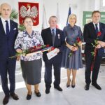 20.10.2019. Zagnańsk. Złote gody. Na zdjęciu (od lewej): Wojciech Ślefarski - wójt Zagnańska, Janina Papros, Stanisław Papros, Renata Janik - wicemarszałek województwa i Mirosław Gębski - starosta powiatu kieleckiego / Jarosław Kubalski / Radio Kielce