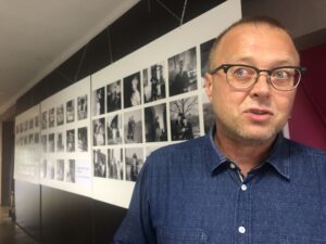 Wystawa „Sandomierz w czasie okupacji”. Piotr Kusal, jeden z organizatorów wystawy. Portal ''Czarno-biała fotografia Sandomierza'' / Grażyna Szlęzak-Wójcik / Radio Kielce