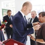 20.10.2019. Zagnańsk. Złote gody. Na zdjęciu (od lewej): Renata Janik - wicemarszałek województwa, Mirosław Gębski - starosta powiatu kieleckiego, Wojciech Ślefarski - wójt Zagnańska, Ireneusz Piskulak i Helena Piskulak / Jarosław Kubalski / Radio Kielce