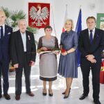 20.10.2019. Zagnańsk. Złote gody. Na zdjęciu (od lewej): Wojciech Ślefarski - wójt Zagnańska, Ireneusz Piskulak, Helena Piskulak, Renata Janik - wicemarszałek województwa i Mirosław Gębski - starosta powiatu kieleckiego / Jarosław Kubalski / Radio Kielce