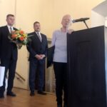 20.10.2019. Sandomierz. Uroczystość nadania tytułu Honorowego Obywatela Sandomierza dla Aleksandra Patkowskiego. Na zdjęciu (przemawia): prof. Hanna Patkowska - córka Aleksandra Patkowskiego. Za nią (od lewej): Marcin Marzec - burmistrz Sandomierza i Wojciech Czerwiec - przewodniczący Rady Miasta Sandomierz / Grażyna Szlęzak-Wójcik / Radio Kielce