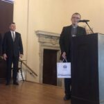 20.10.2019. Sandomierz. Wręczenie nagród Bonum Publicum. Przemawia ks. Bartłomiej Krzos. Za nim (od lewej): Dominik Płaza - dyrektor Muzeum Okręgowego w Sandomierzu i burmistrz Marcin Marzec / Grażyna Szlęzak-Wójcik / Radio Kielce