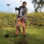 Kielce. 21.10.2019. Drzewo tlenolubne będzie rosło przed redakcją Radia Kielce / Wiktor Taszłow / Radio Kielce