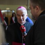 16.10.2019. Dyminy. 200 lat Szkoły Podstawowej nr 23 w Dyminach. Na zdjęciu: biskup. Marian Florczyk / Wiktor Taszłow / Radio Kielce