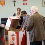 24.10.2019. Kielce. Otwarcie urn z głosami papierowymi w budżecie obywatelskim Kielc. Na zdjęciu (od lewej): Joanna Winiarska - wiceprzewodnicząca Rady Miasta Kielce, Danuta Papaj - wiceprezydent Kielc, Agata Wojda - radna Rady Miasta Kielce i Michał Daranowski - kierownik biura Organizacji Pozarządowych w Urzędzie Miasta Kielce / Wiktor Taszłow / Radio Kielce