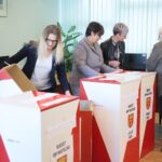 24.10.2019. Kielce. Otwarcie urn z głosami papierowymi w budżecie obywatelskim Kielc. Na zdjęciu (od lewej): Joanna Winiarska - wiceprzewodnicząca Rady Miasta Kielce, Danuta Papaj - wiceprezydent Kielc, Agata Wojda - radna Rady Miasta Kielce i Michał Daranowski - kierownik biura Organizacji Pozarządowych w Urzędzie Miasta Kielce / Wiktor Taszłow / Radio Kielce