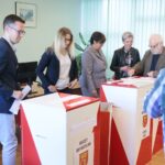 24.10.2019. Kielce. Otwarcie urn z głosami papierowymi w budżecie obywatelskim Kielc. Na zdjęciu (od lewej): Tomasz Porębski - rzecznik prasowy prezydenta Kielc, Joanna Winiarska - wiceprzewodnicząca Rady Miasta Kielce, Danuta Papaj - wiceprezydent Kielc, Agata Wojda - radna Rady Miasta Kielce i Michał Daranowski - kierownik biura Organizacji Pozarządowych w Urzędzie Miasta Kielce / Wiktor Taszłow / Radio Kielce