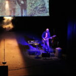 22.10.2019. Kielce. Inauguracja II Kieleckiego Międzynarodowego Festiwalu Teatralnego. Spektakl „Bądź taka, nie bądź taka”. Na zdjęciu: Jakub Mitoraj - gitarzysta / Wiktor Taszłow / Radio Kielce