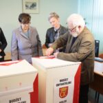 24.10.2019. Kielce. Otwarcie urn z głosami papierowymi w budżecie obywatelskim Kielc. Na zdjęciu (od lewej): Joanna Winiarska - wiceprzewodnicząca Rady Miasta Kielce, Danuta Papaj - wiceprezydent Kielc, Agata Wojda - radna Rady Miasta Kielce i Michał Daranowski - kierownik biura Organizacji Pozarządowych w Urzędzie Miasta Kielce / Wiktor Taszłow / Radio Kielce