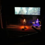 22.10.2019. Kielce. Inauguracja II Kieleckiego Międzynarodowego Festiwalu Teatralnego. Spektakl „Bądź taka, nie bądź taka”. Na zdjęciu: Karolina Gibki - śpiew i Jakub Mitoraj - gitarzysta / Wiktor Taszłow / Radio Kielce