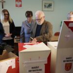 24.10.2019. Kielce. Otwarcie urn z głosami papierowymi w budżecie obywatelskim Kielc. Na zdjęciu (od lewej): Joanna Winiarska - wiceprzewodnicząca Rady Miasta Kielce, Danuta Papaj - wiceprezydent Kielc i Michał Daranowski - kierownik biura Organizacji Pozarządowych w Urzędzie Miasta Kielce / Wiktor Taszłow / Radio Kielce