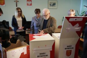 24.10.2019. Kielce. Otwarcie urn z głosami papierowymi w budżecie obywatelskim Kielc. Na zdjęciu (od lewej): Joanna Winiarska - wiceprzewodnicząca Rady Miasta Kielce, Danuta Papaj - wiceprezydent Kielc i Michał Daranowski - kierownik biura Organizacji Pozarządowych w Urzędzie Miasta Kielce / Wiktor Taszłow / Radio Kielce