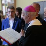 16.10.2019. Dyminy. 200 lat Szkoły Podstawowej nr 23 w Dyminach. Na zdjęciu (w środku): biskup. Marian Florczyk / Wiktor Taszłow / Radio Kielce