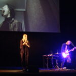 22.10.2019. Kielce. Inauguracja II Kieleckiego Międzynarodowego Festiwalu Teatralnego. Spektakl „Bądź taka, nie bądź taka”. Na zdjęciu: Karolina Gibki - śpiew i Jakub Mitoraj - gitarzysta / Wiktor Taszłow / Radio Kielce