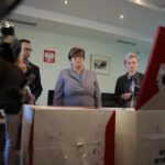 24.10.2019. Kielce. Otwarcie urn z głosami papierowymi w budżecie obywatelskim Kielc. Na zdjęciu (od lewej): Tomasz Porębski - rzecznik prasowy prezydenta Kielc, Danuta Papaj - wiceprezydent Kielc i Agata Wojda - rada Rady Miasta Kielce / Wiktor Taszłow / Radio Kielce