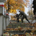22.10.2019. Kielce. Elewi sprzątali mogiły bohaterów na Cmentarzu Starym w Kielcach / Wiktor Taszłow / Radio Kielce