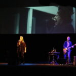 22.10.2019. Kielce. Inauguracja II Kieleckiego Międzynarodowego Festiwalu Teatralnego. Spektakl „Bądź taka, nie bądź taka”. Na zdjęciu: Karolina Gibki - śpiew i Jakub Mitoraj - gitarzysta / Wiktor Taszłow / Radio Kielce