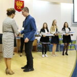 Kielce. 17.10.2019. Finał konkursu fotograficznego "Świętokrzyskie dla Europy". Wojewoda Agata Wojtyszek wręcza nagrodę Dominikowi Telcowi (I miejsce w kategorii: szkoła podstawowa) / Wiktor Taszłow / Radio Kielce