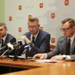 Kielce. 21.10.2019. Konferencja prezydenta Bogdana Wenty o infrastrukturze sportowej. Na zdjęciu (od lewej): Marcin Różycki - wiceprezydent Kielc, Bogdan Wenta - prezydent Kielc i Paweł Gągorowski - pełnomocnik prezydenta Kielc / Wiktor Taszłow / Radio Kielce