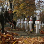 22.10.2019. Kielce. Elewi sprzątali mogiły bohaterów na Cmentarzu Starym w Kielcach / Wiktor Taszłow / Radio Kielce