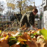 22.10.2019. Kielce. Elewi sprzątali mogiły bohaterów na Cmentarzu Starym w Kielcach / Wiktor Taszłow / Radio Kielce