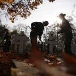 22.10.2019. Kielce. Elewi sprzątali mogiły bohaterów na Cmentarzu Starym w Kielcach / Wiktor Taszłow / Radio Kielce