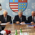 24.10.2019. Kielce. Podpisanie umowy kredytowej z Bankiem Rozwoju Rady Europy. Na zdjęciu (od lewej): Rolf Wenzel - gubernator Banku Rozwoju Rady Europy, Andrzej Bętkowski - marszałek województwa świętokrzyskiego i Marek Jońca - członek zarządu województwa świętokrzyskiego / Wiktor Taszłow / Radio Kielce