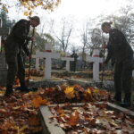 22.10.2019. Kielce. Elewi sprzątali mogiły bohaterów na Cmentarzu Starym w Kielcach / Wiktor Taszłow / Radio Kielce