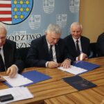 24.10.2019. Kielce. Podpisanie umowy kredytowej z Bankiem Rozwoju Rady Europy. Na zdjęciu (od lewej): Rolf Wenzel - gubernator Banku Rozwoju Rady Europy, Andrzej Bętkowski - marszałek województwa świętokrzyskiego, Marek Jońca - członek zarządu województwa świętokrzyskiego i Andrzej Pruś - przewodniczący sejmiku województwa świętokrzyskiego / Wiktor Taszłow / Radio Kielce