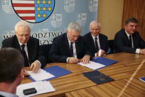 24.10.2019. Kielce. Podpisanie umowy kredytowej z Bankiem Rozwoju Rady Europy. Na zdjęciu (od lewej): Rolf Wenzel - gubernator Banku Rozwoju Rady Europy, Andrzej Bętkowski - marszałek województwa świętokrzyskiego, Marek Jońca - członek zarządu województwa świętokrzyskiego i Andrzej Pruś - przewodniczący sejmiku województwa świętokrzyskiego / Wiktor Taszłow / Radio Kielce