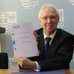 24.10.2019. Kielce. Podpisanie umowy kredytowej z Bankiem Rozwoju Rady Europy. Na zdjęciu: Rolf Wenzel - gubernator Banku Rozwoju Rady Europy / Wiktor Taszłow / Radio Kielce