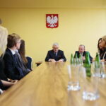 Kielce. 23.10.2019. Podpisanie umów stypendialnych ze studentami kształcącymi się na kierunkach lekarskich. Na zdjęciu (w środku): Andrzej Bętkowski - marszałek województwa świętokrzyskiego, Marek Bogusławski - członek zarządu Województwa Świętokrzyskiego, Bogumiła Niziołek - dyrektor Departamentu Ochrony Zdrowia w Urzędzie Marszałkowskim Województwa Świętokrzyskiego  / Wiktor Taszłow / Radio Kielce