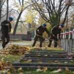 22.10.2019. Kielce. Elewi sprzątali mogiły bohaterów na Cmentarzu Starym w Kielcach / Wiktor Taszłow / Radio Kielce