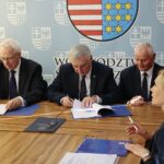 24.10.2019. Kielce. Podpisanie umowy kredytowej z Bankiem Rozwoju Rady Europy. Na zdjęciu (od lewej): Rolf Wenzel - gubernator Banku Rozwoju Rady Europy, Andrzej Bętkowski - marszałek województwa świętokrzyskiego i Marek Jońca - członek zarządu województwa świętokrzyskiego / Wiktor Taszłow / Radio Kielce