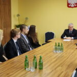 Kielce. 23.10.2019. Podpisanie umów stypendialnych ze studentami kształcącymi się na kierunkach lekarskich. Na zdjęciu (od prawej): Andrzej Bętkowski - marszałek województwa świętokrzyskiego, Marek Bogusławski - członek zarządu Województwa Świętokrzyskiego, Bogumiła Niziołek - dyrektor Departamentu Ochrony Zdrowia w Urzędzie Marszałkowskim Województwa Świętokrzyskiego / Wiktor Taszłow / Radio Kielce