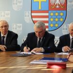 24.10.2019. Kielce. Podpisanie umowy kredytowej z Bankiem Rozwoju Rady Europy. Na zdjęciu (od lewej): Rolf Wenzel - gubernator Banku Rozwoju Rady Europy, Andrzej Bętkowski - marszałek województwa świętokrzyskiego i Marek Jońca - członek zarządu województwa świętokrzyskiego / Wiktor Taszłow / Radio Kielce