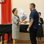 Kielce. 17.10.2019. Finał konkursu fotograficznego "Świętokrzyskie dla Europy". Wojewoda Agata Wojtyszek wręcza nagrodę Zbigniewowi Zalewskiemu (I miejsce w kategorii: open) / Wiktor Taszłow / Radio Kielce