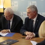 24.10.2019. Kielce. Podpisanie umowy kredytowej z Bankiem Rozwoju Rady Europy. Na zdjęciu (od lewej): Rolf Wenzel - gubernator Banku Rozwoju Rady Europy i Andrzej Bętkowski - marszałek województwa świętokrzyskiego / Wiktor Taszłow / Radio Kielce