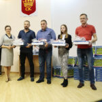 Kielce. 17.10.2019. Finał konkursu fotograficznego "Świętokrzyskie dla Europy". Na zdjęciu (od lewej): wojewoda Agata Wojtyszek oraz nagrodzeni w kategorii szkoła - Zbigniew Zalewski (I miejsce), Wiesław Stępień (III miejsce), Małgorzata Sikora (II miejsce) i Michał Piorun (wyróżnienie) / Wiktor Taszłow / Radio Kielce